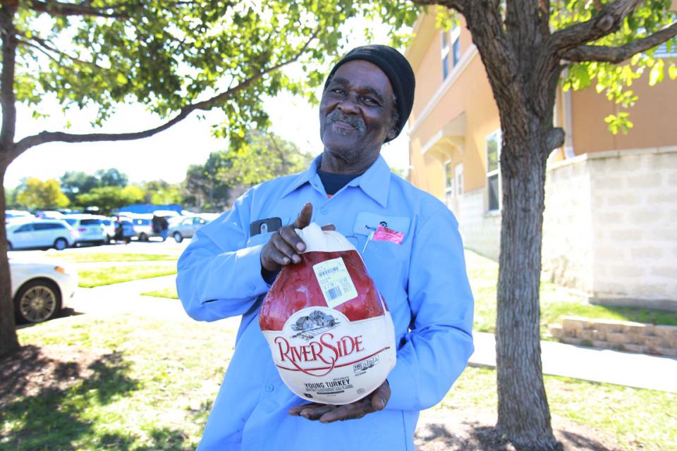 Single Dad Receives Turkey in time for Thanksgiving 