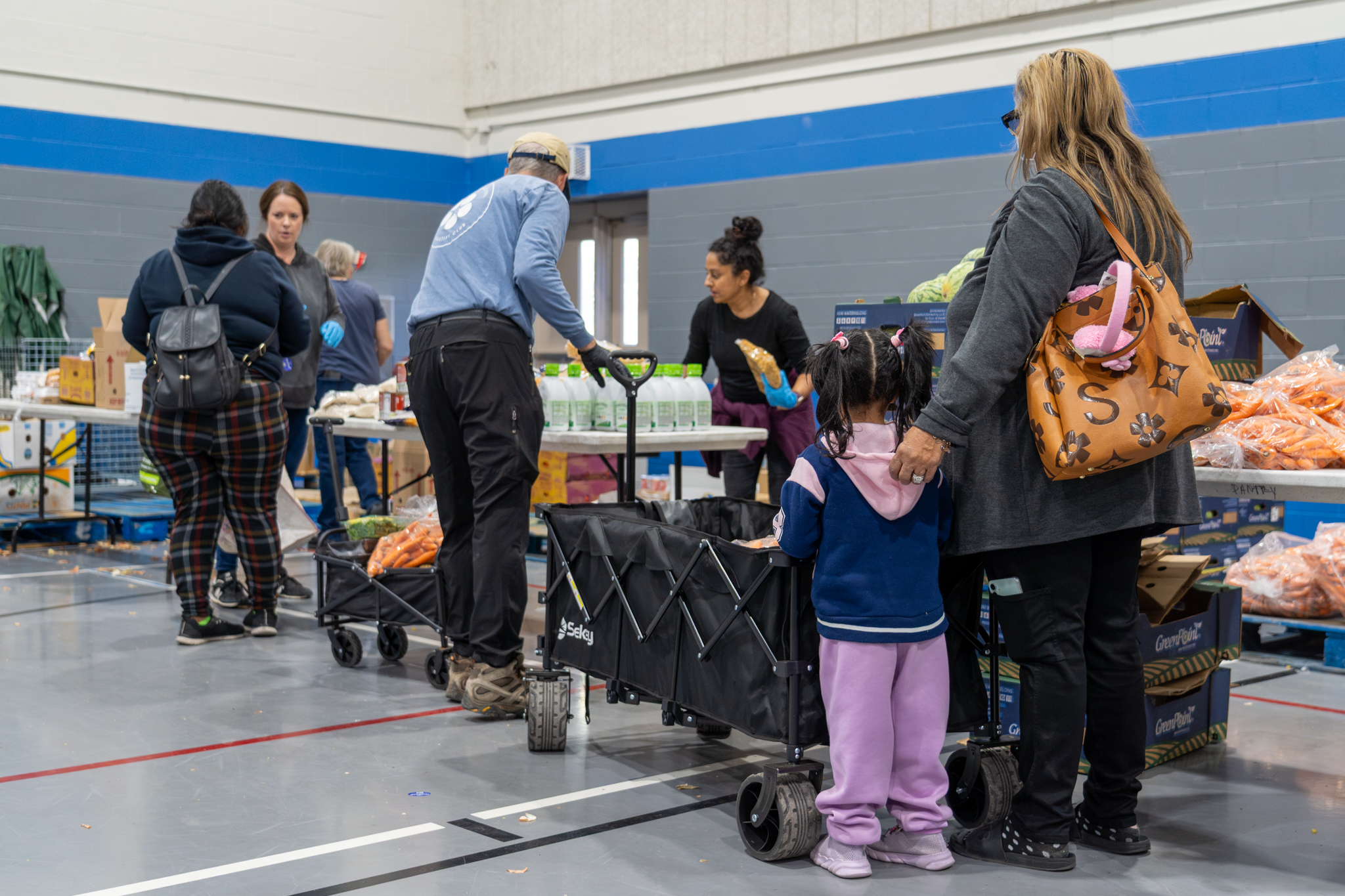 Neighbors and volunteers at CTFBs Dove Springs mobile pantry